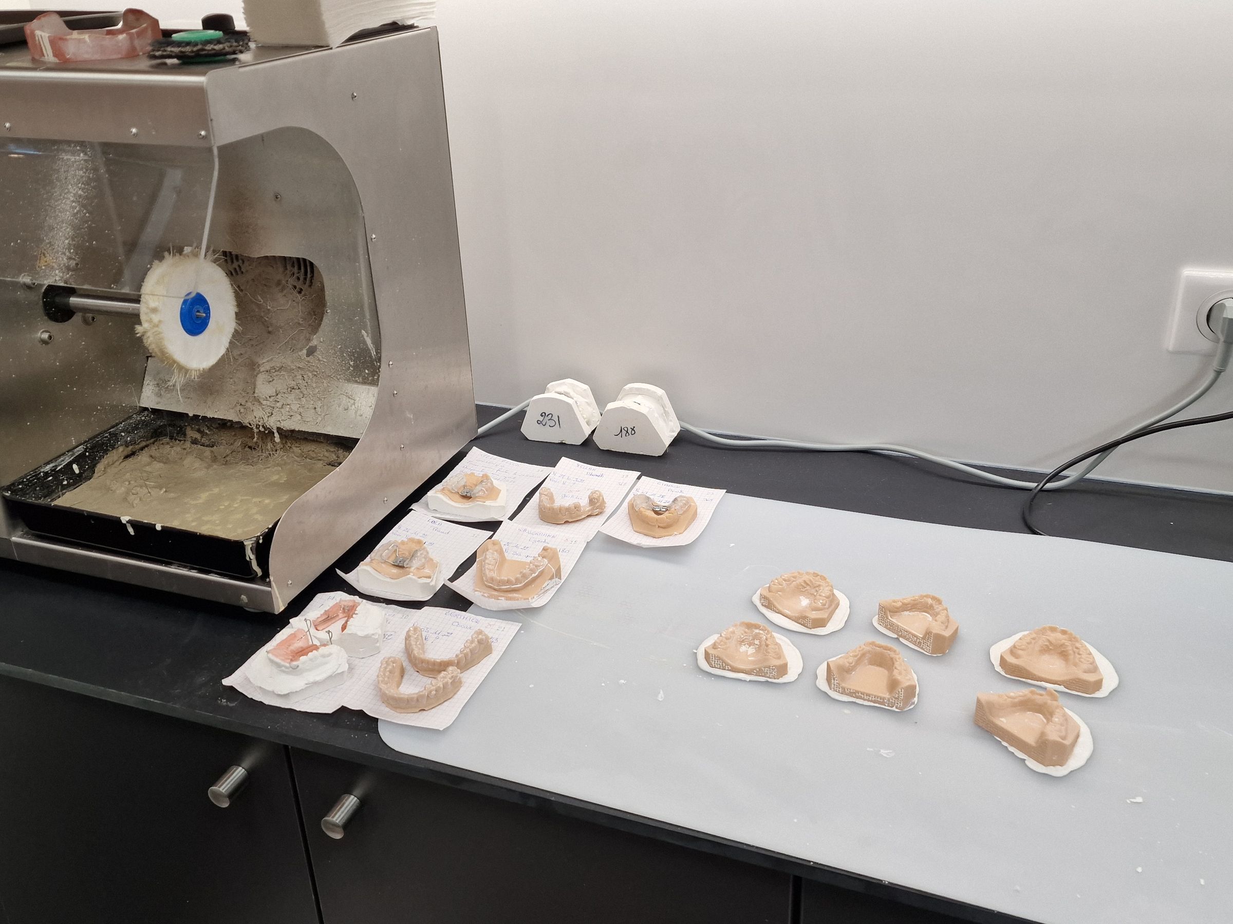 Poste de finition des gouttières de contention au laboratoire