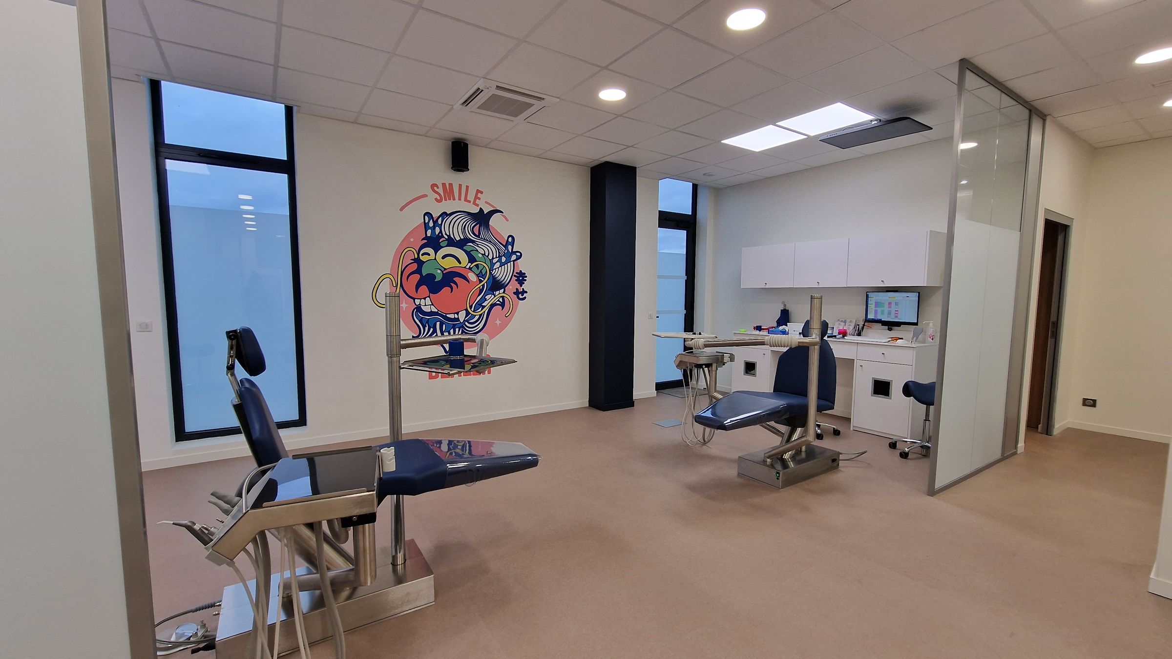 Salle de soins du cabinet Your Smile à Montagny, avec la fresque du dragon Smile Dealer