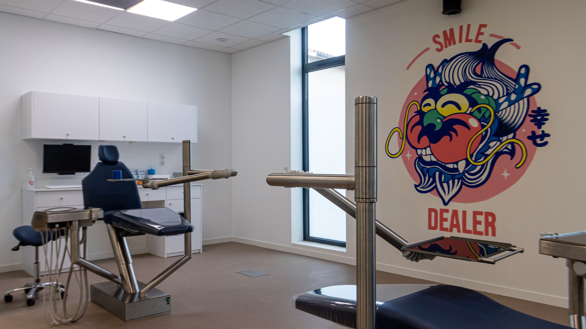 Salle de soins du cabinet avec la fresque Smile Dealer